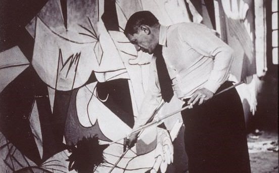 Pablo Picasso aan het werk in zijn atelier in Parijs