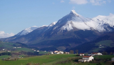 De besneeuwde top van Mount Txindoki in de Baskische regio Goierr