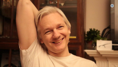Assange plaatste deze foto van zichzelf op twitter kort na de Zweedse aankondiging