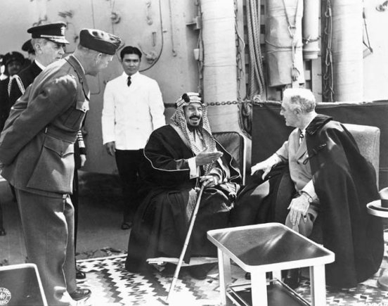 President Roosevelt praat in 1945 met koning Saud op het schip Quincy in het Suezkanaal 