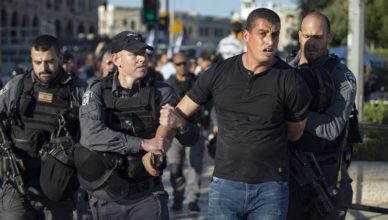 Israëlische politie houden een betoger aan in Jeruzalem