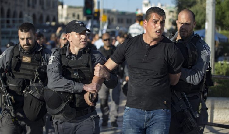 Israëlische politie houden een betoger aan in Jeruzalem
