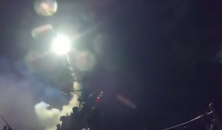 Een Tomahawkraket wordt gelanceerd vanop een Amerikaanse oorlogsbodem voor de kust van Syrië
