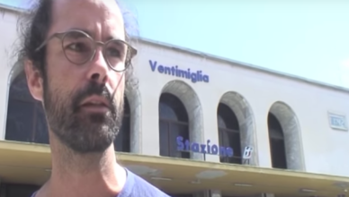 Cédric Herrou tijdens een van zijn acties aan het treinstation van de Italiaanse stad Ventimiglia net over de Franse grens