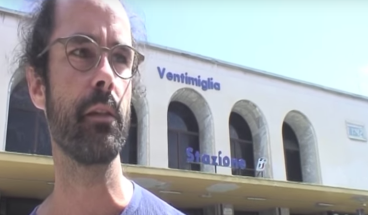 Cédric Herrou tijdens een van zijn acties aan het treinstation van de Italiaanse stad Ventimiglia net over de Franse grens