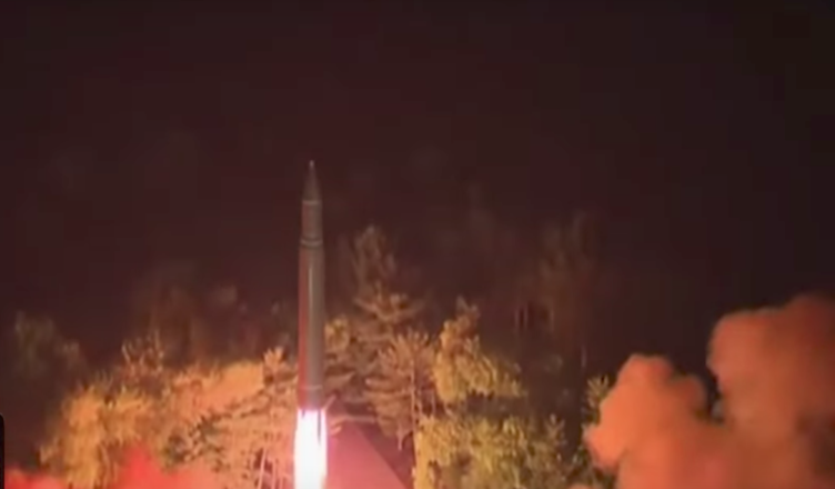Beelden van de Noord-Koreaanse tv van de testlancering van een draagraket