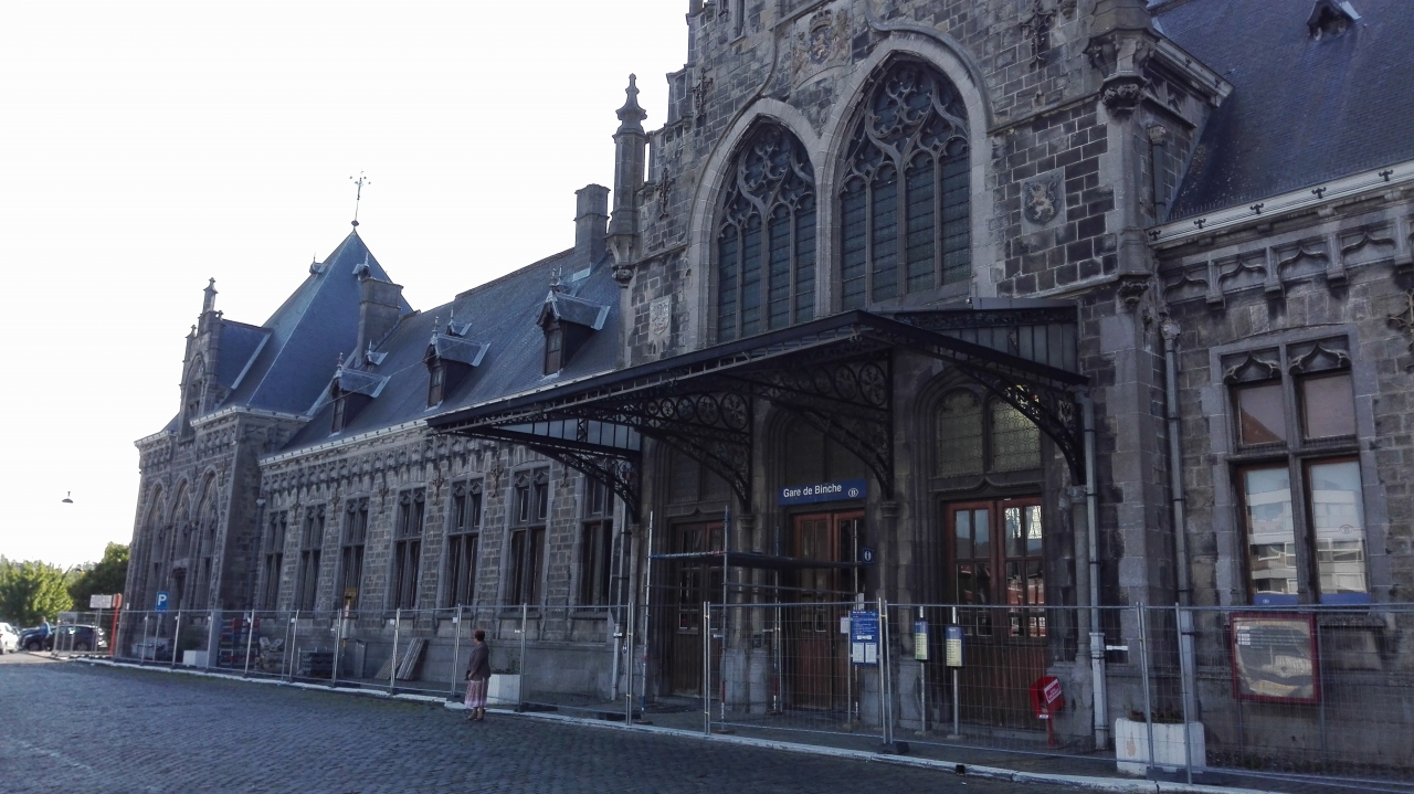 Het prachtige stationsgebouw van Binche, een van de vele trotse stations die ooit door de Belgische staat werden gebouwd, symbool van een vergane glorie 