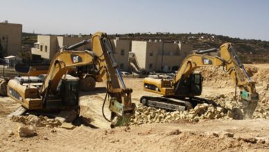 Caterpillar-machines worden ingezet voor de vernietiging van Palestijnse woningen en de bouw van koloniale nederzettingen