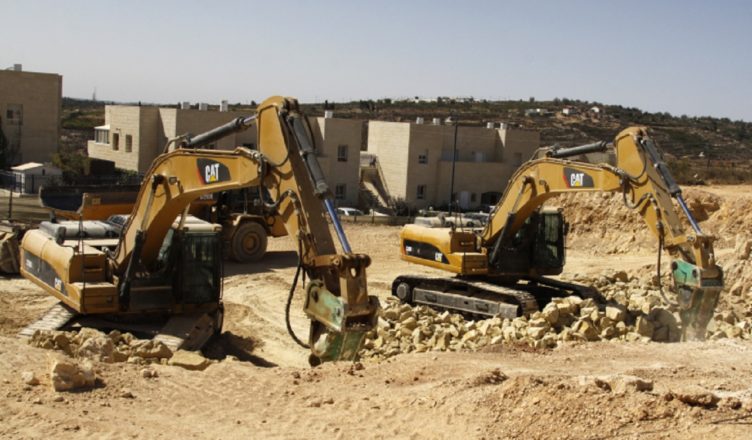 Caterpillar-machines worden ingezet voor de vernietiging van Palestijnse woningen en de bouw van koloniale nederzettingen