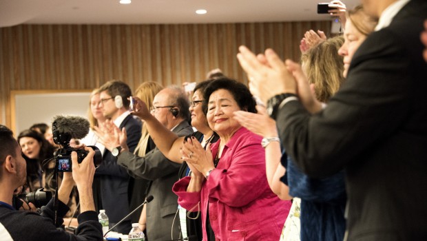 Diplomaten en politieke vertegenwoordigers juichten in juli 2017 de totstandkoming van het VN-verdrag op het verbod van kernwapens toe