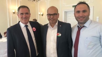 Miko Peled met Palestijnse activisten Farid al-Atrash en Issa Amro op de Labour-partijconferentie