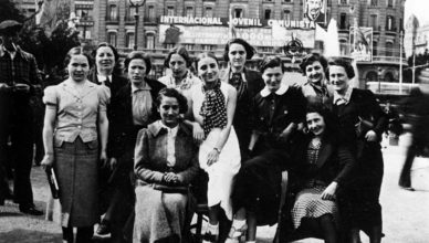 Elf van de Belgische vrouwen bij hun aankomst op de Plaza de Catalunya in Barcelona op 1 mei 1937