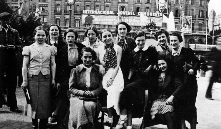 Elf van de Belgische vrouwen bij hun aankomst op de Plaza de Catalunya in Barcelona op 1 mei 1937