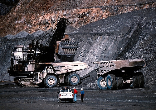 Open mijnbouw zoals in deze mijn van het Amerikaanse mijnbouwbedrijf Freeport McMoRan in Indonesië is enorm winstgevend. Deze mijnen zijn daarnaast ook verantwoordelijk voor enorme lucht- en watervervuiling en massale ontbossing. BNP Paribas investeert in dit bedrij