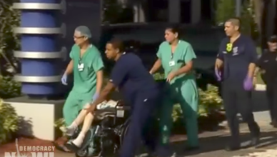Verplegers brengen slachtoffers uit de zorginstelling naar de spoeddienst aan de overkant van de straat (DemocracyNow!)