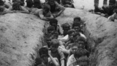 Kort na deze foto werden deze Indonesiërs gedood en onmiddellijk begraven