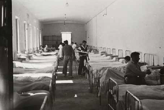 De ziekenzaal, afdeling arm- en beenkwetsuren in het militair hospitaal van Onteniente