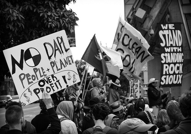 Solidariteitsactie voor een gebouw van de federale overheid in San Francisco op 24 september 2016. Hashtag #NoDAPL staat voor 'No Dakota Access Pipeline'