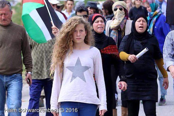 Ahed Tamimi tijdens een van de wekelijkse vrijdagprotesten tegen de bezetting en de kolonisatie in haar dorp Nabi Saleh
