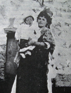  De achtienjarige Fadhma omstreeks 1900 met haar zoon Paul-Mohand-Saïd