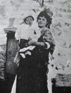De achtienjarige Fadhma omstreeks 1900 met haar zoon Paul-Mohand-Saïd