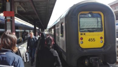 Zelfrijdend treinstel 455 (type AM96) staat klaar in het Franse station Lille-Flandre voor de terugreis naar Antwerpen-Centraal