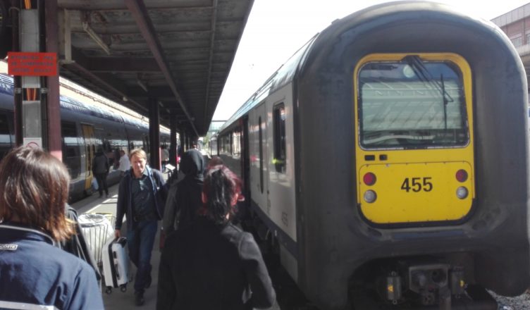 Zelfrijdend treinstel 455 (type AM96) staat klaar in het Franse station Lille-Flandre voor de terugreis naar Antwerpen-Centraal