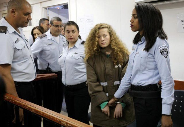Zes agenten heeft Israël nodig om een 16-jarig meisje voor hun bezettingsrechtbank te sleuren