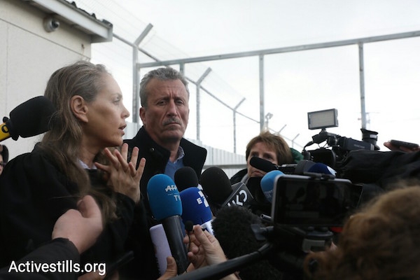 Advocaat Gaby Lasky en Ahed's vader Bassem Tamimi buiten de militaire gevangenis van Ofer