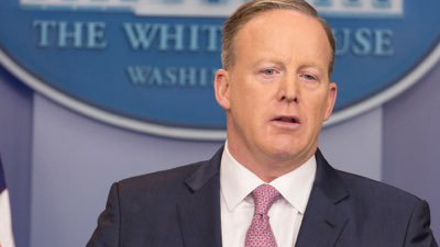 Sean Spicer, woordvoerder van president Trump, mocht na zes maand al vertrekken