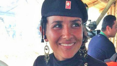 Paula Saenz was van haar 16de tot haar 26ste FARC-guerrillera en is sinds 2016 journaliste van de FARC-zender Nueva Colombia