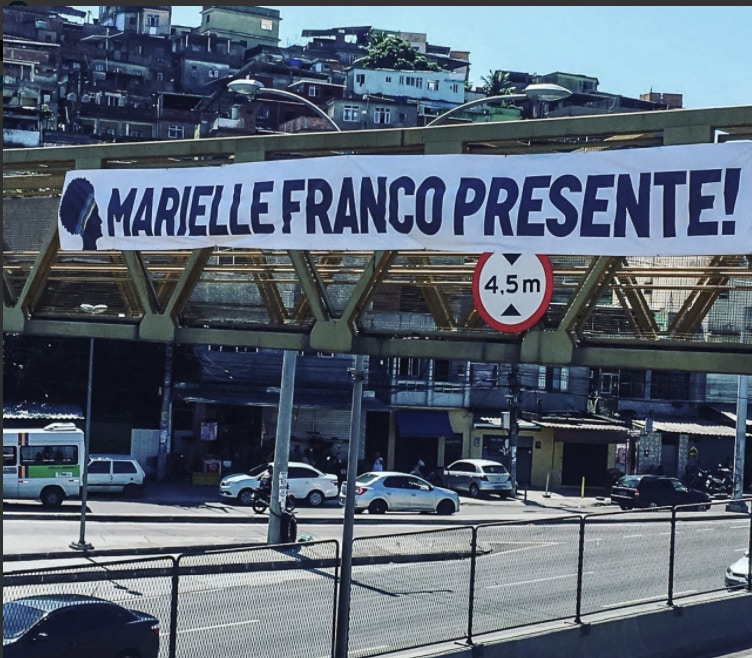 Banner op een voetgangersbrug in Rio 