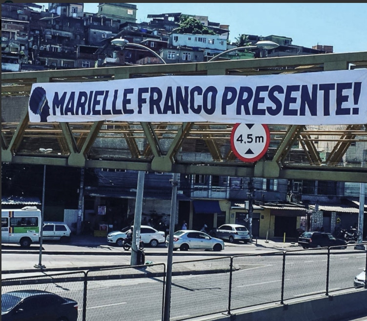 Banner op een voetgangersbrug in Rio