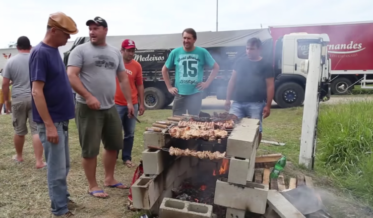 Voor truckers is kamperen op een parking in het immense Brazilië niets ongewoons