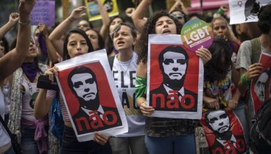 Braziliaanse vrouwen dragen een foto van Bolsonaro met het opschrift 'Ele não'