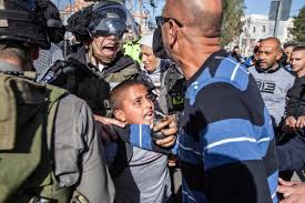 Israëlische troepen nemen een Palestijns kind gevangen, een dagelijkse praktijk van de bezetting