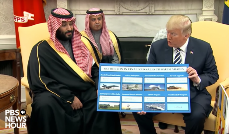 President Trump toont een overzicht van de bestellingen die kroonprins Mohammed bin Salman heeft getekend in maart 2018