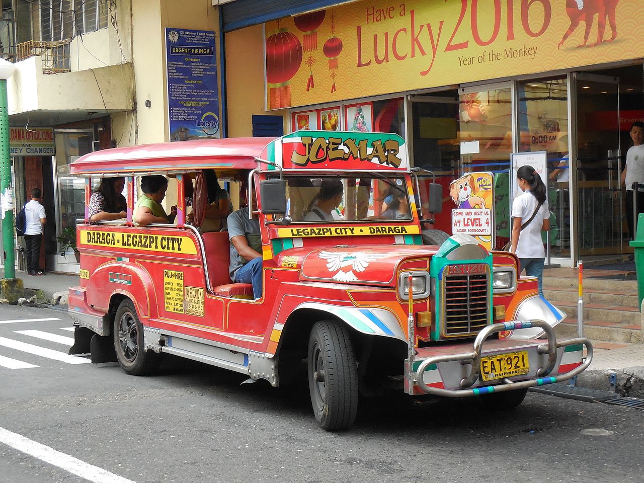 Jeepney-drivers steken heel wat creatief werk in het versieren van hun zelf verbouwde terreinwagens 