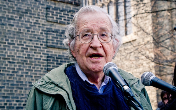 Noam Chomsky neemt het woord op Occupy Wall Street in 2010