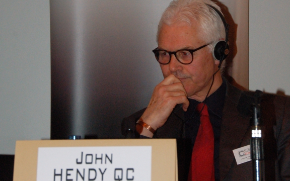 Brits advocaat John Hendy: "Laat uw rechtse regeringen niet doen wat de rechtse regering bij ons hebben aangericht"