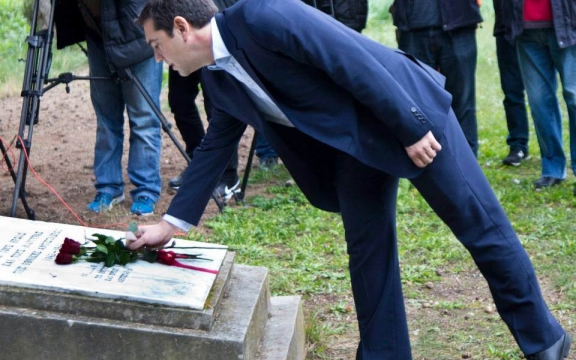 Alexis Tsipras legt bloemen op het oorlogsmonument van Kaisariani, de dag na zijn verkiezingsoverwinnin