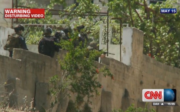 Deze screenshot van CNN toont het exacte ogenblik dat een Israëlisch soldaat vuurt en Nadim Nuwara dodelijk gewond neerstuikt