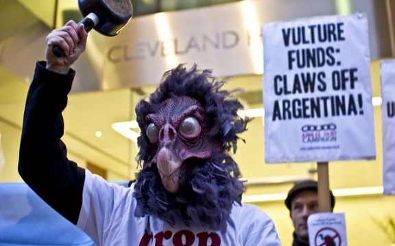 Protestactie aan het kantoor van NML Capital op 26 februari 2013 'Aasgierfondsen, klauwen af van Argentinië'