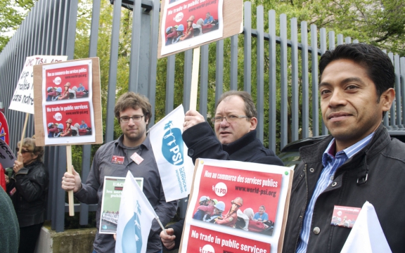 betoging tegen de TISA-onderhandelingen aan de poort van de Australische ambassade in Genève op 15 april 2014