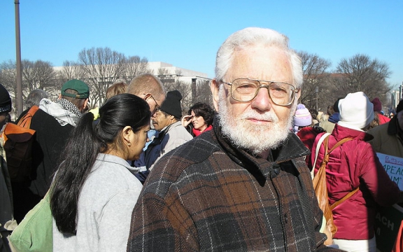 William Blum bij een anti-oorlogsprotest in Washington DC in 2007