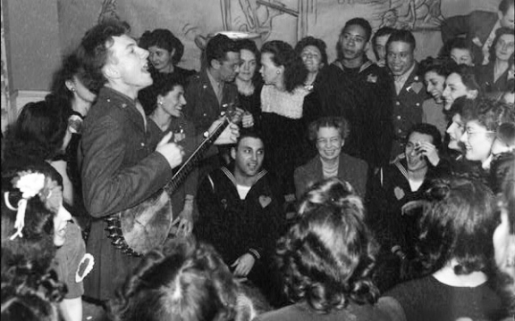 De 25-jarige Pete Seeger tijdens een optreden in 1944 in een kantine van het leger in Washington, DC, de allereerste waar alle rassen mochten samenkomen. Washington DC was toen nog een compleet gesegregeerde stad.