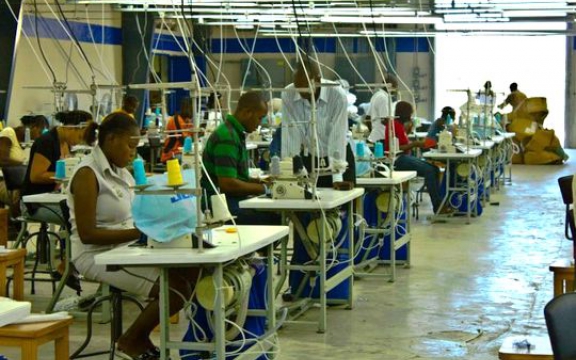 Kledingwerkers vervaardigen t-shirts voor export in de SONAPI-vrijhandelszone in de buurt van de hoofdstad Port-au-Prince