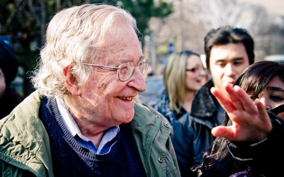Noam Chomsky op bezoek bij Occupy