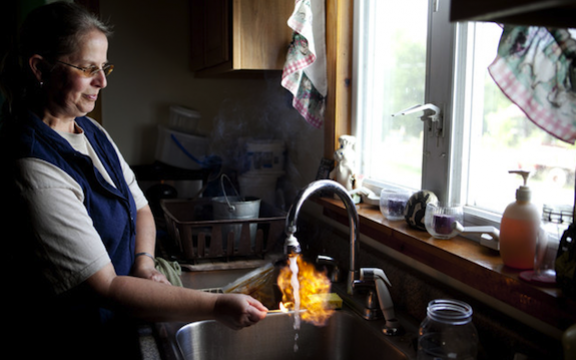 Mevrouw Sherry Vargson van het dorpje Granville Summit in de Amerikaanse staat Pennsylvania steekt het fracking gas aan dat met het water door het kraantje komt