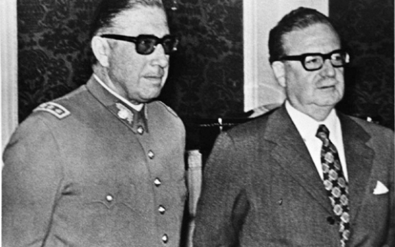 President Allende stelt op 24 augustus 1973 de net door hem benoemde nieuwe stafchef van het leger Augusto Pinochet aan de pers voor. Pinochet had de datum van 11 september 1973 al op zak